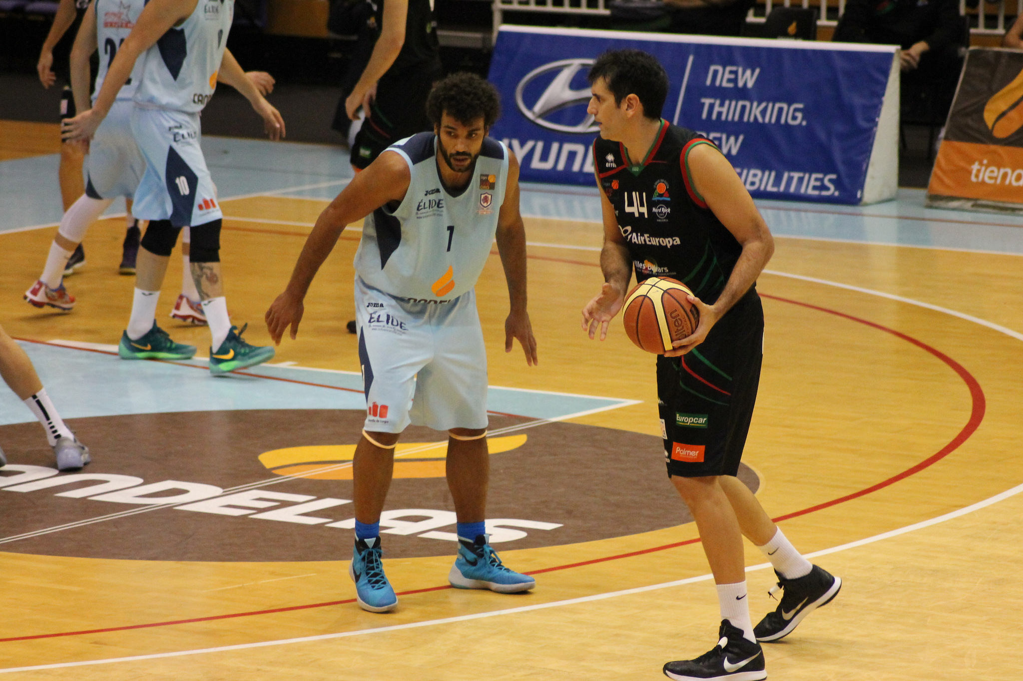 Quesos Cerrato lidera en solitario tras la doble derrota gallega