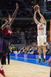 Un triple de Carroll evita que el let’s get physical del Bayern reine (101-99)