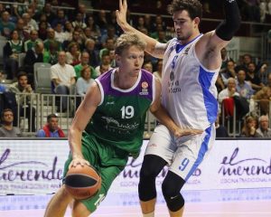 Un tercer cuarto perfecto mantiene invicto a Unicaja ante Sassari (80-62)
