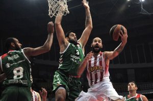 Olympiacos se lleva el premio en el partido “Benny Hill” contra el Baskonia (59-52)