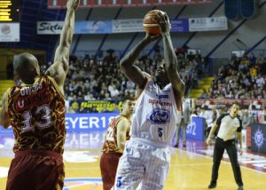 Awudu Abass revienta las estadísticas y logra 44 de valoración para derrotar a Venezia