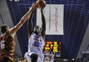 Buzzer beater de Blackshear; caen Milano y Sassari; Awudu Abass, 44 de valoración