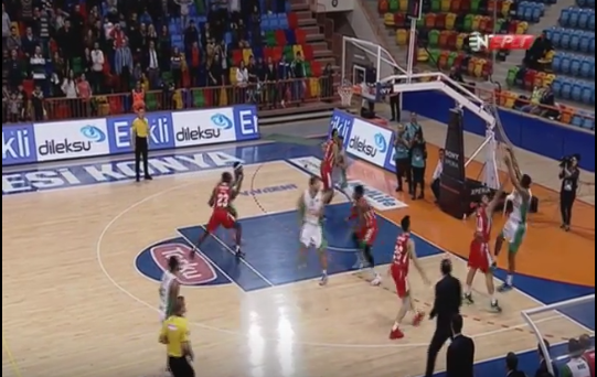 Tucker y Calloway, protagonistas: canastas ganadoras para tumbar a Karsiyaka y Efes