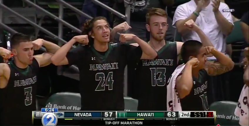 Hawaii le hace la competencia a Monmouth con las coreografías del banquillo (VIDEO)