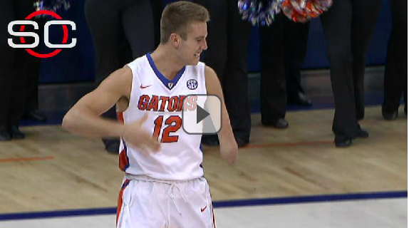 Zach Hodskins, el jugador con un sólo brazo, anota su primera canasta con Florida (VIDEO)