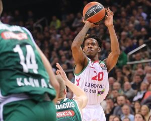 Adams y James llevan al Baskonia a triunfar en Kaunas