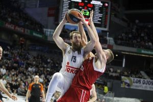 El Real Madrid remonta y gana al Brose con un Chacho espectacular (82-79)