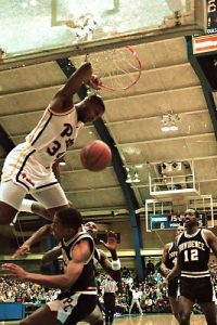 Se cumplen 28 años del monster dunk de Jerome Lane, el mejor de la historia NCAA (VIDEO)