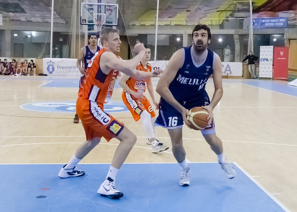 Melilla cae con tangana en Riazor. Peñas Huesca, seis triunfos seguidos