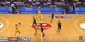 Klemen Prepelic anota dos triples desde medio campo sobre la bocina en el mismo partido