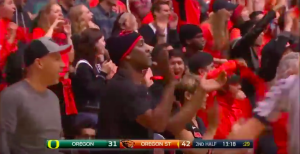 Gary Payton Jr destroza el aro con su padre en la grada (VIDEO)