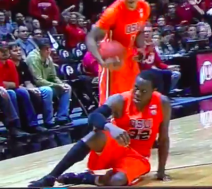 Lo nunca vista: Jarmal Reid pone la zancadilla al árbitro y es descalificado (VIDEO)