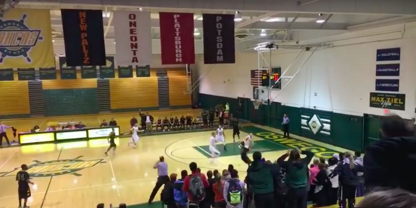 Increíble canasta sobre la bocina para forzar la prórroga en NCAA Div III (VIDEO)