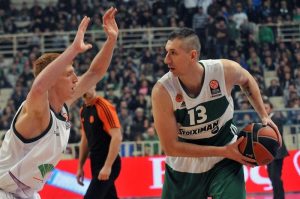 Unicaja perdona y Diamantidis lidera la victoria del PAO culminada por Feldeine (68-66)
