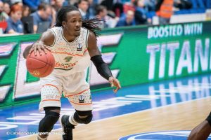 Courtney Fortson, MVP y triple-doble. Ultras de Besiktas la lían con bengalas en Izmir