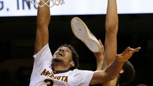 A. J. Hammons hace lo imposible: atrapa un rebote con un zapatilla en la otra mano (VIDEO)