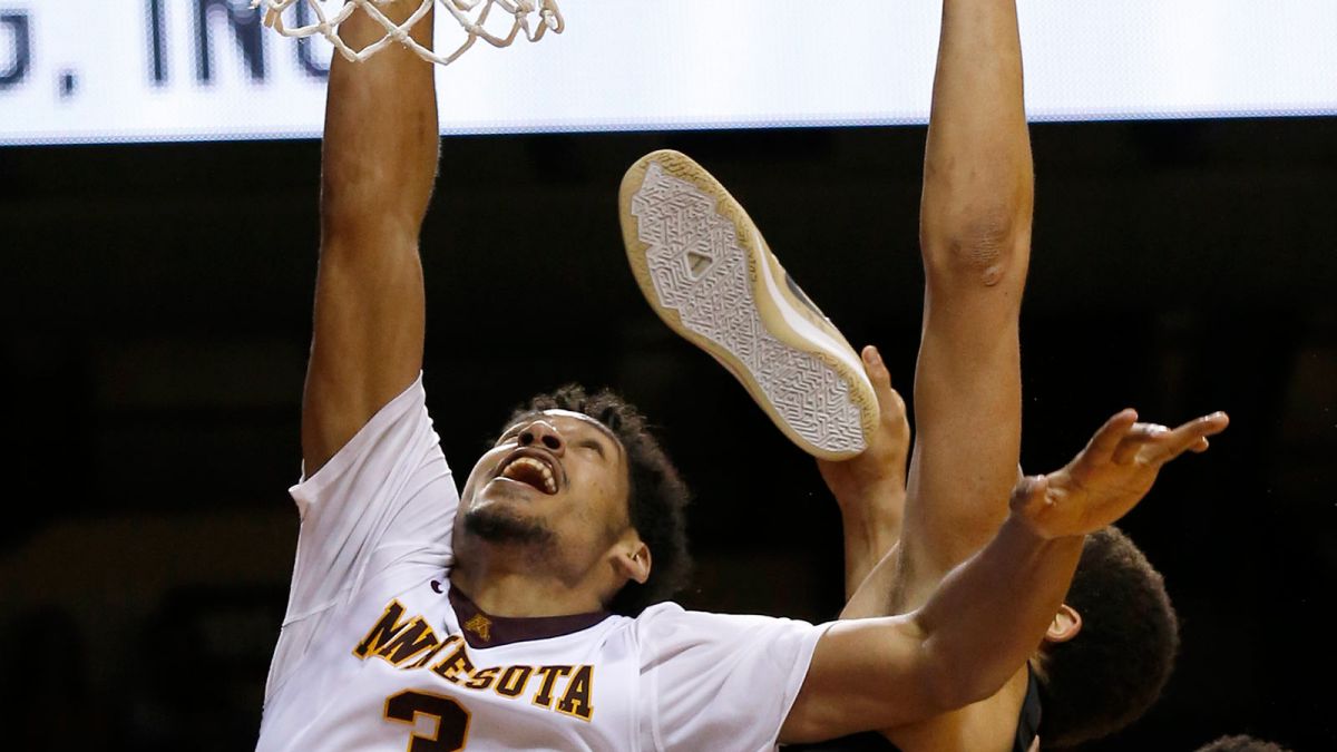 A. J. Hammons hace lo imposible: atrapa un rebote con un zapatilla en la otra mano (VIDEO)
