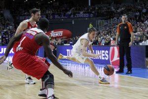El Real Madrid supera con solvencia al Olympiacos y mira hacia arriba (84-72)