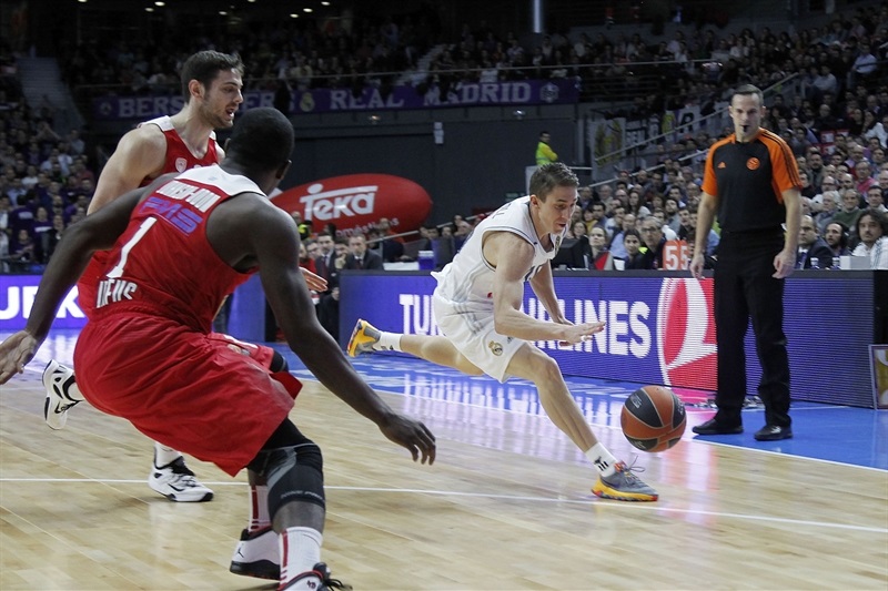 El Real Madrid supera con solvencia al Olympiacos y mira hacia arriba (84-72)