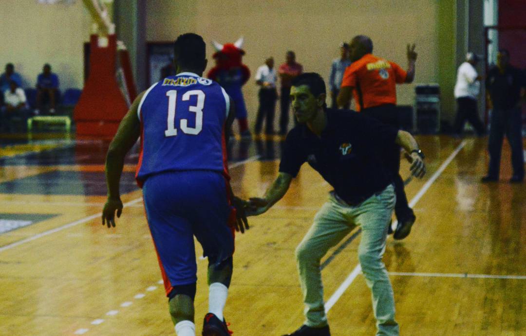 El ex-ACB Andre Barrett le da la primera victoria a Edu Torres en Venezuela