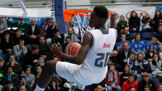 Minicopa (Día 1): El Madrid gana el Clásico y roza la final; la Penya, arrolla (VÍDEOS)