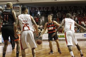 Los triples de Rafa Luz deciden el décimo triunfo consecutivo de Flamengo (VÍDEO)