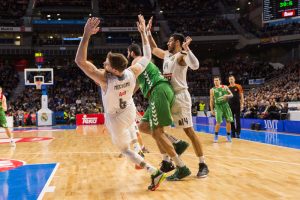 El Laboral Kutxa conquista Madrid y complica la vida a los Laso (68-77)