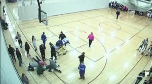 Impactante: queda incrustada en el parquet en una disputa por un balón (VIDEO)