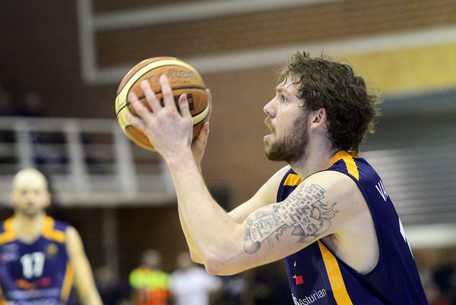 Un estelar Forcada doblega a Melilla y da vida al CB Prat. Palencia también cae