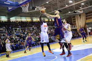 Peñas Huesca ahonda en la crisis breoganista. Palencia, más líder
