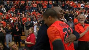 Gary Payton II sorprende a su padre jugando con su número