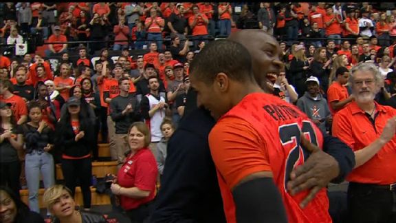 Gary Payton II sorprende a su padre jugando con su número