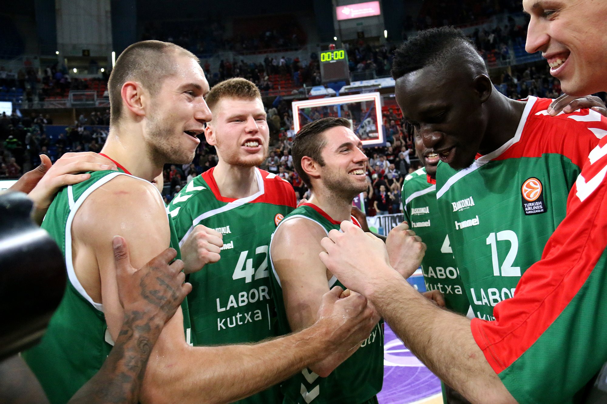 Bou lidera a un Baskonia colectivo para doblegar al Khimki