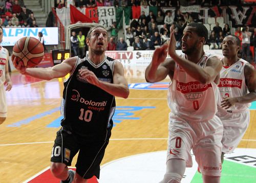 Milano y Reggio Emilia sufren para ganar, Avellino, enrachado; Brandon Davies, MVP