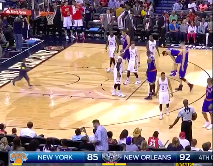 Un niño salta de la grada para abrazar a Carmelo Anthony en medio del partido (VIDEO)