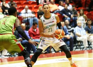 Carl English se exhibe con 35 puntos y le quita el liderato a los Piratas de Gerald Fitch