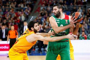 El Baskonia cumple y acaricia los Play Offs ante un Barça que remontó 13 puntos en el Q4