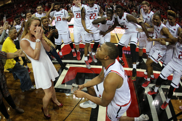 Toddrick Gotcher (Texas Tech) le pide matrimonio a su novia en la Senior Night (VIDEO)