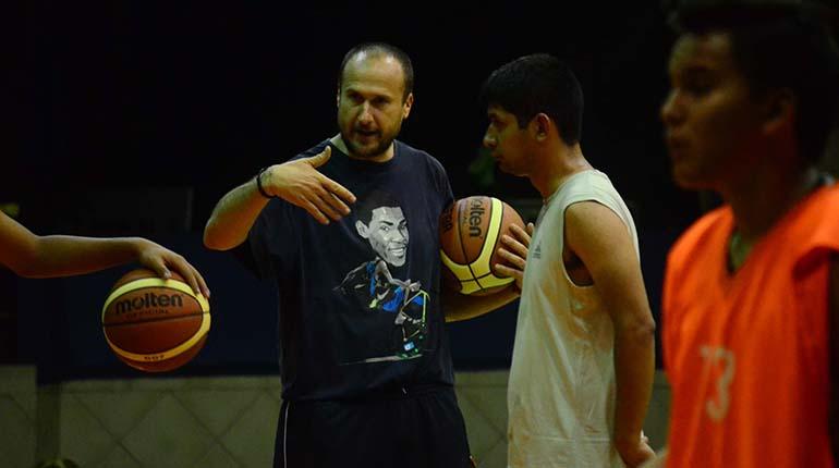 Richi González Dávila, la aventura del primer entrenador español en Bolivia