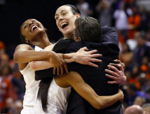 Geno Auriemma y Breanna Stewart agrandan la leyenda de UConn con otro título