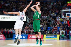 Un triple final de Bertans supera al Real Madrid y Baskonia consigue el factor cancha