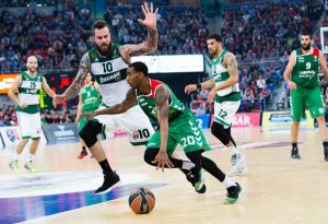 Darius Adams lidera al Baskonia ante un Diamantidis que forzó la prórroga (82-78)