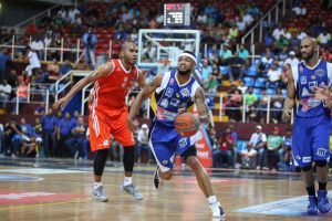 Gerald Fitch marca el camino en el primero de la semifinal entre Marinos y Bucaneros