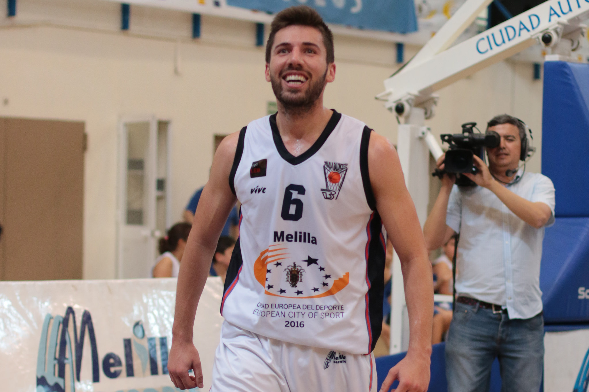 Melilla endosa al Peñas un severo correctivo y ya acaricia el ascenso