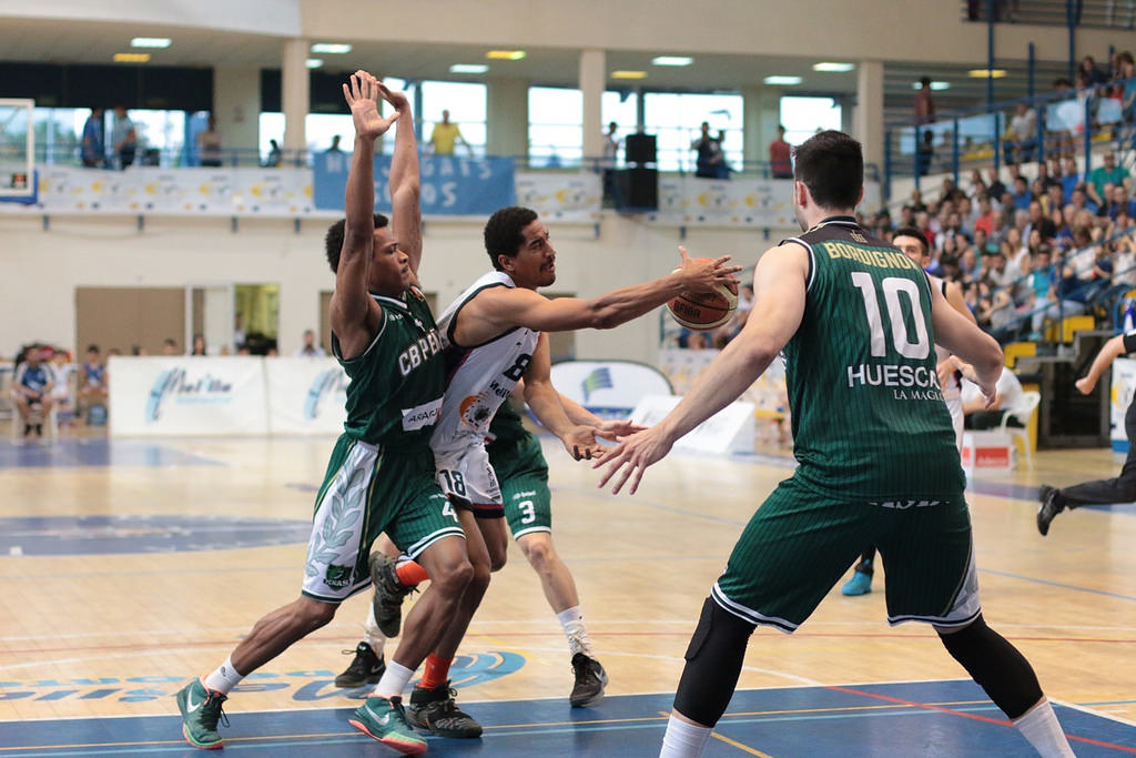 Melilla golpea primero ante un Peñas que nunca se rindió