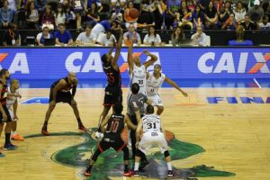 Un gran Rafa Hettsheimeir no pudo con un coral Flamengo en el inicio de la final en Brasil