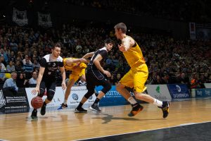 Dairis Bertans deja la ACB para fichar por el Darussafaka Dogus de Blatt