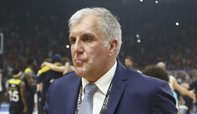 Lamentable: botellazos al banquillo de Fenerbahce y Obradovic, escupido en la cara