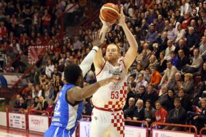 EA7 Milano humilla a Sassari; Torino deja de ser colista y Kirk, MVP