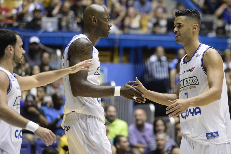 Jeleel Akindele da el primer punto de la final a los Vaqueros de Paco Olmos